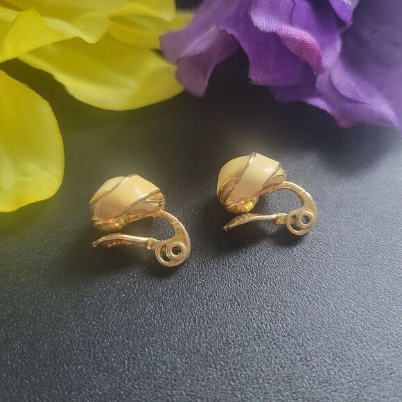 Vintage MONET Enamel Gold Tone Knot Earrings Clip-on Cream Signed Classic Style - Picture 2 of 4